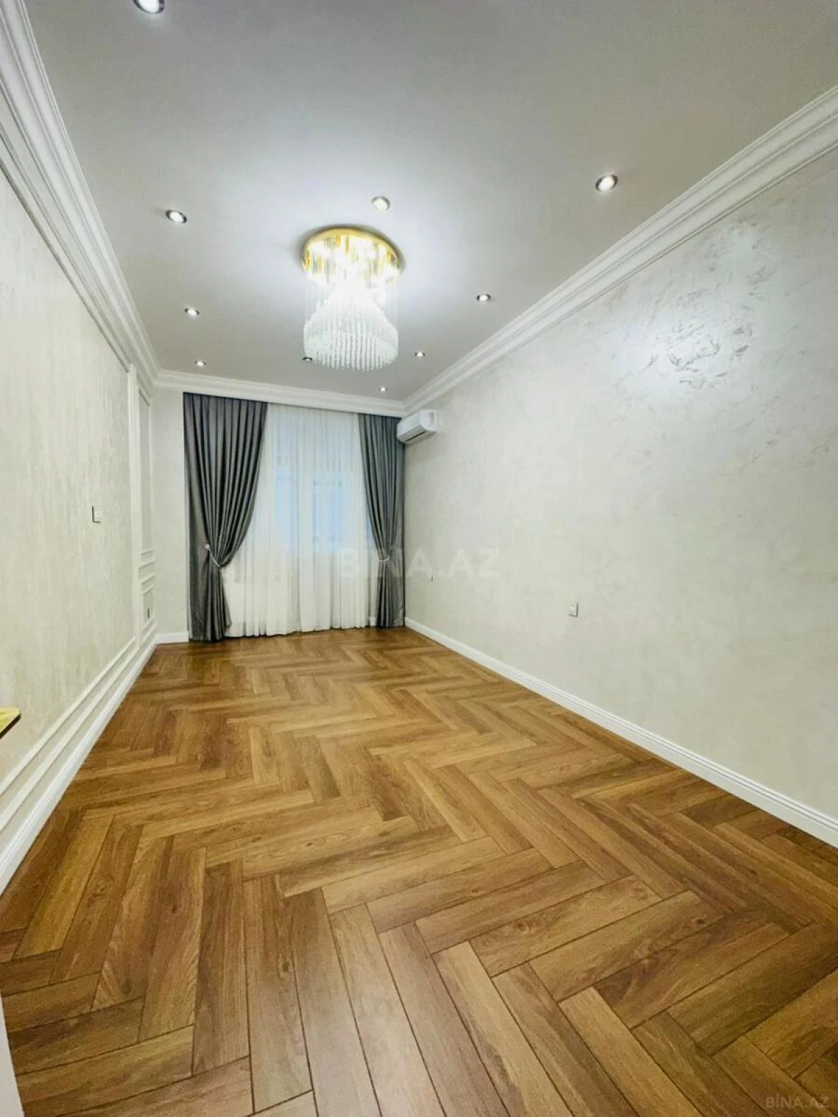 Satılır 4 otaqlı mənzil 207 m²