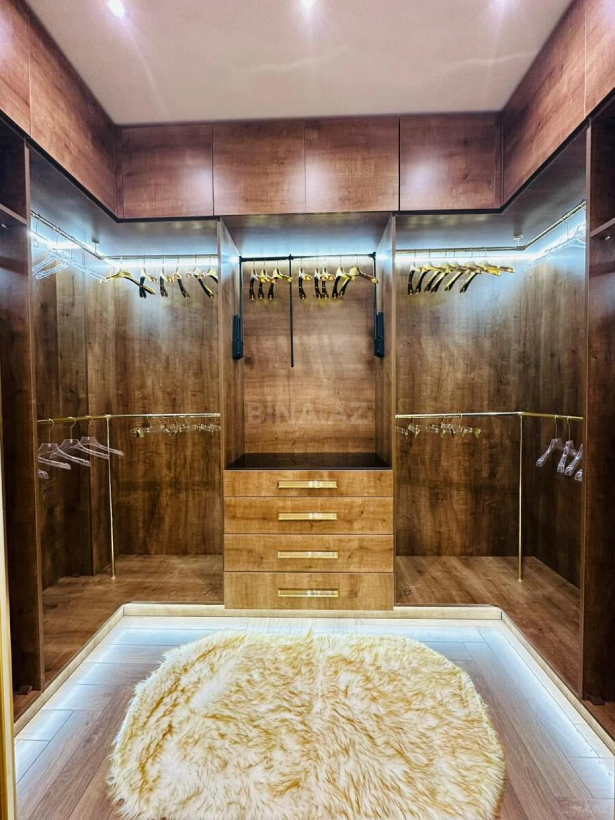 Satılır 4 otaqlı mənzil 207 m²