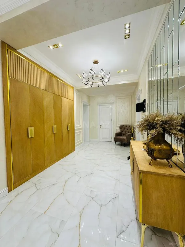 Satılır 4 otaqlı mənzil 207 m²