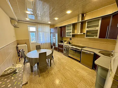 Kirayə verilir 4 otaqlı mənzil 200 m²