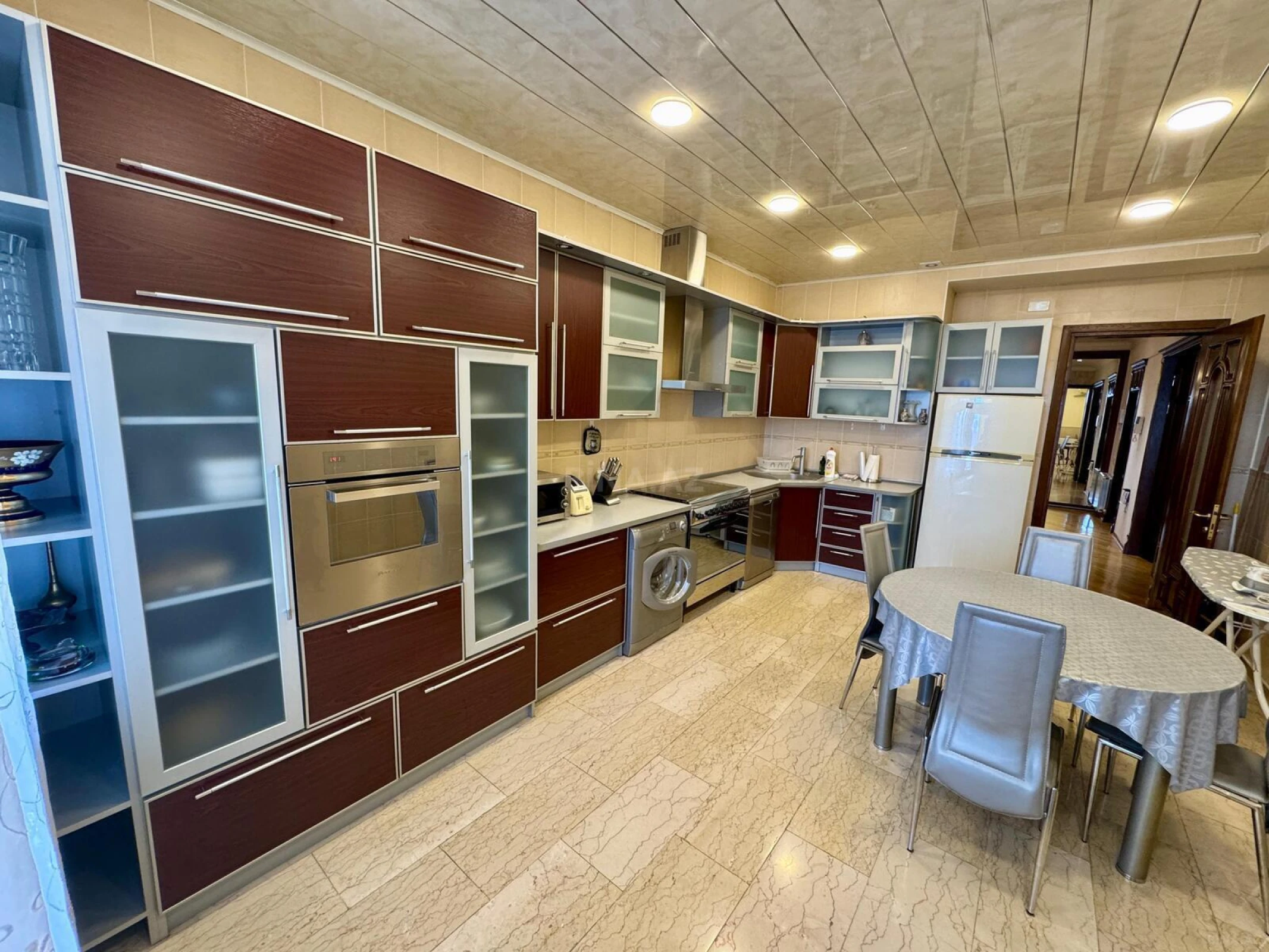 Kirayə verilir 4 otaqlı mənzil 200 m²