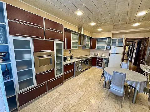 Kirayə verilir 4 otaqlı mənzil 200 m²