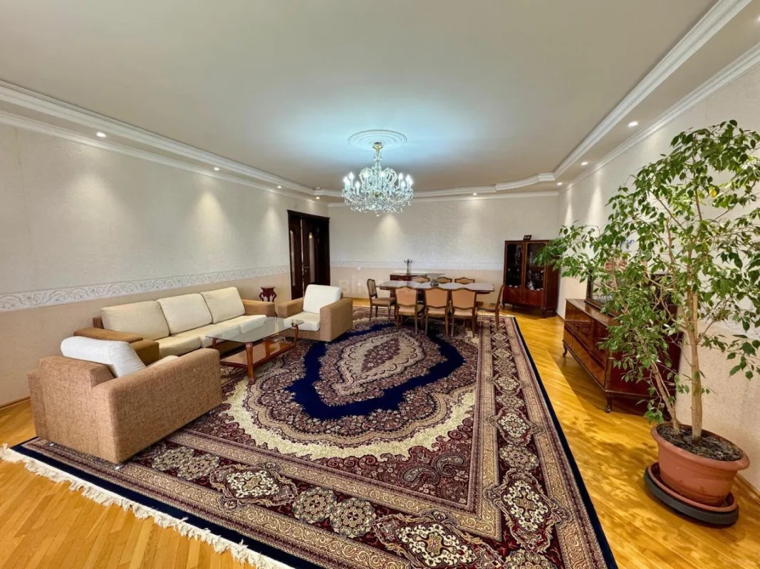 Kirayə verilir 4 otaqlı mənzil 200 m²