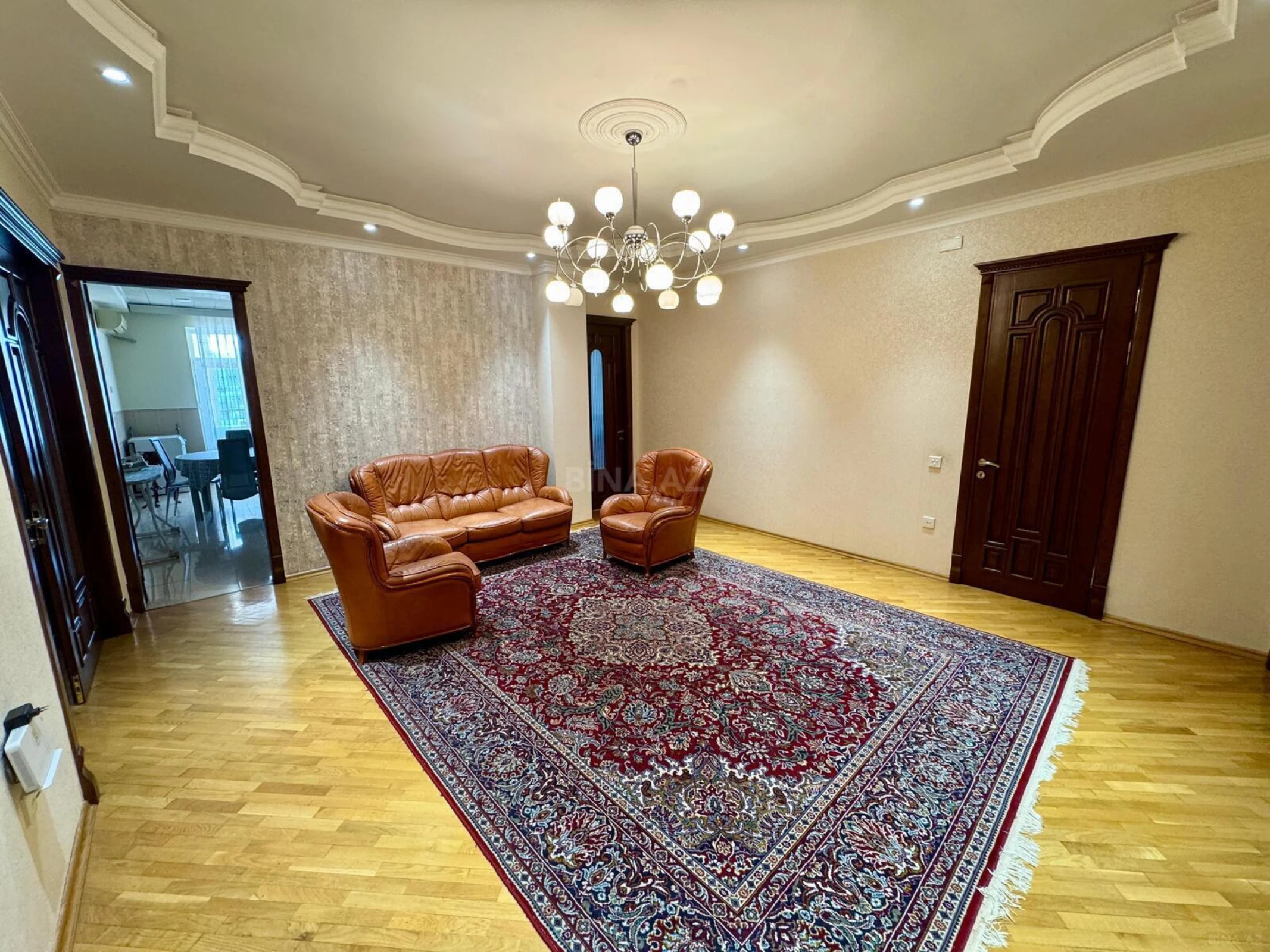 Kirayə verilir 4 otaqlı mənzil 200 m²