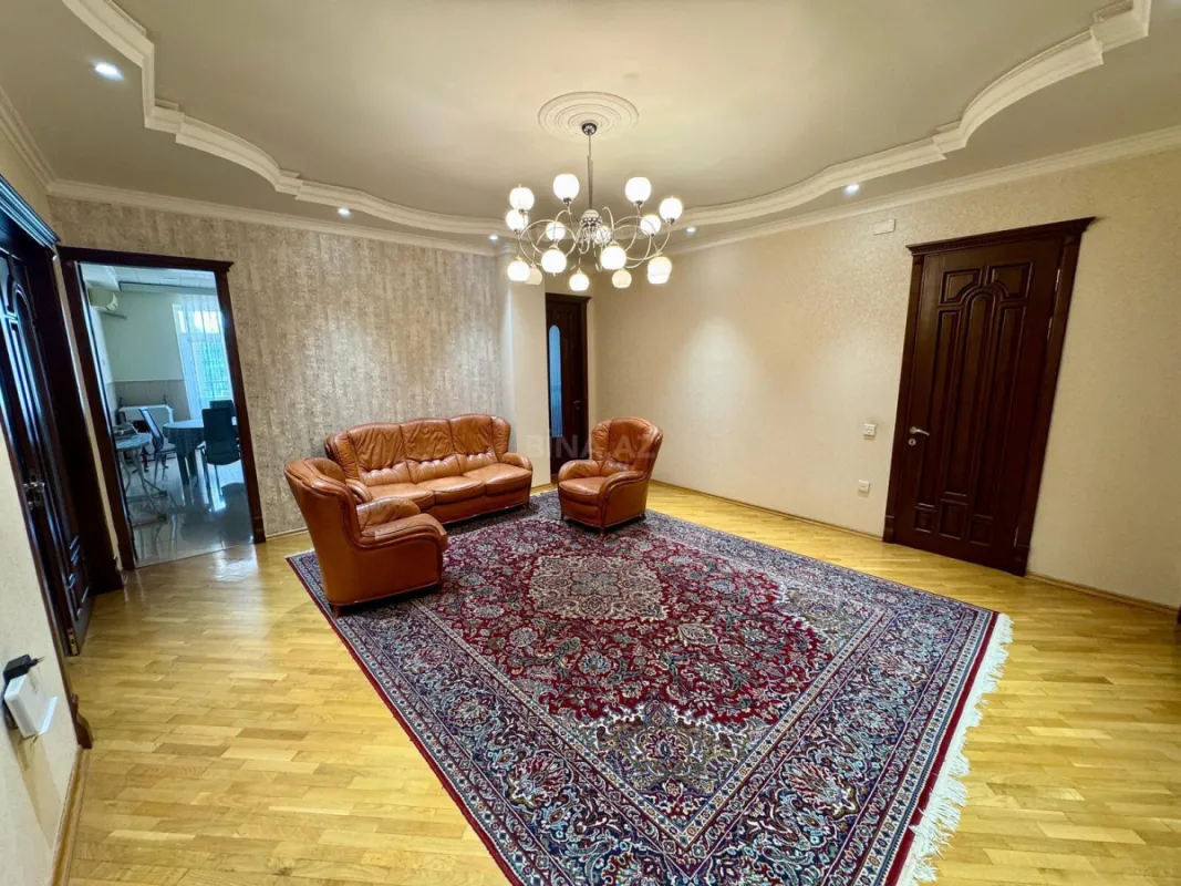Kirayə verilir 4 otaqlı mənzil 200 m²