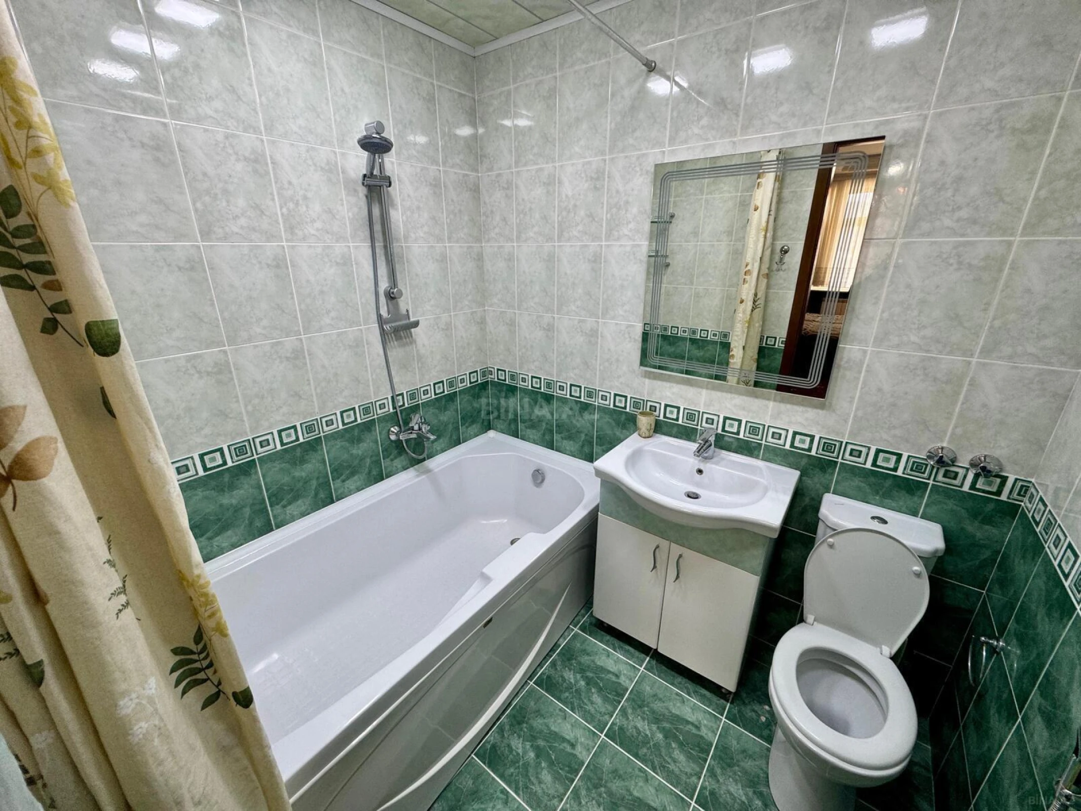 Kirayə verilir 4 otaqlı mənzil 200 m²