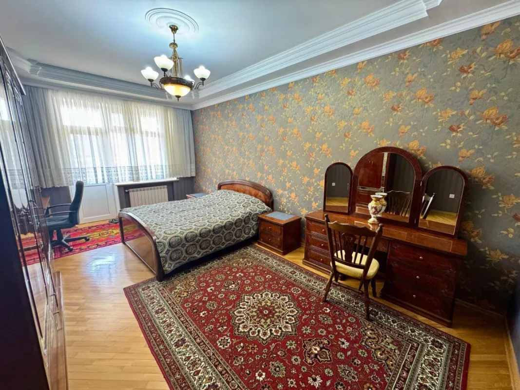 Kirayə verilir 4 otaqlı mənzil 200 m²