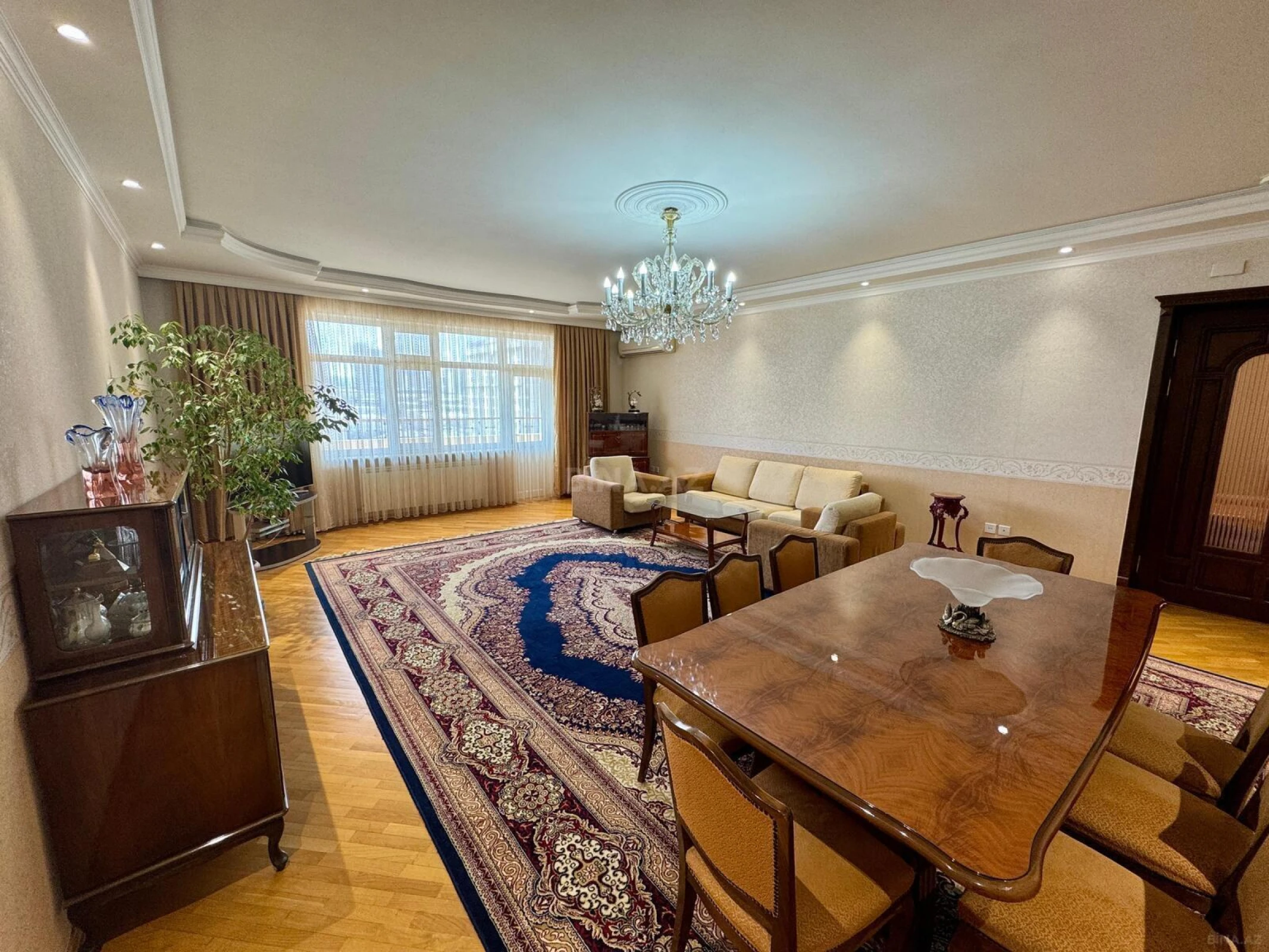 Kirayə verilir 4 otaqlı mənzil 200 m²