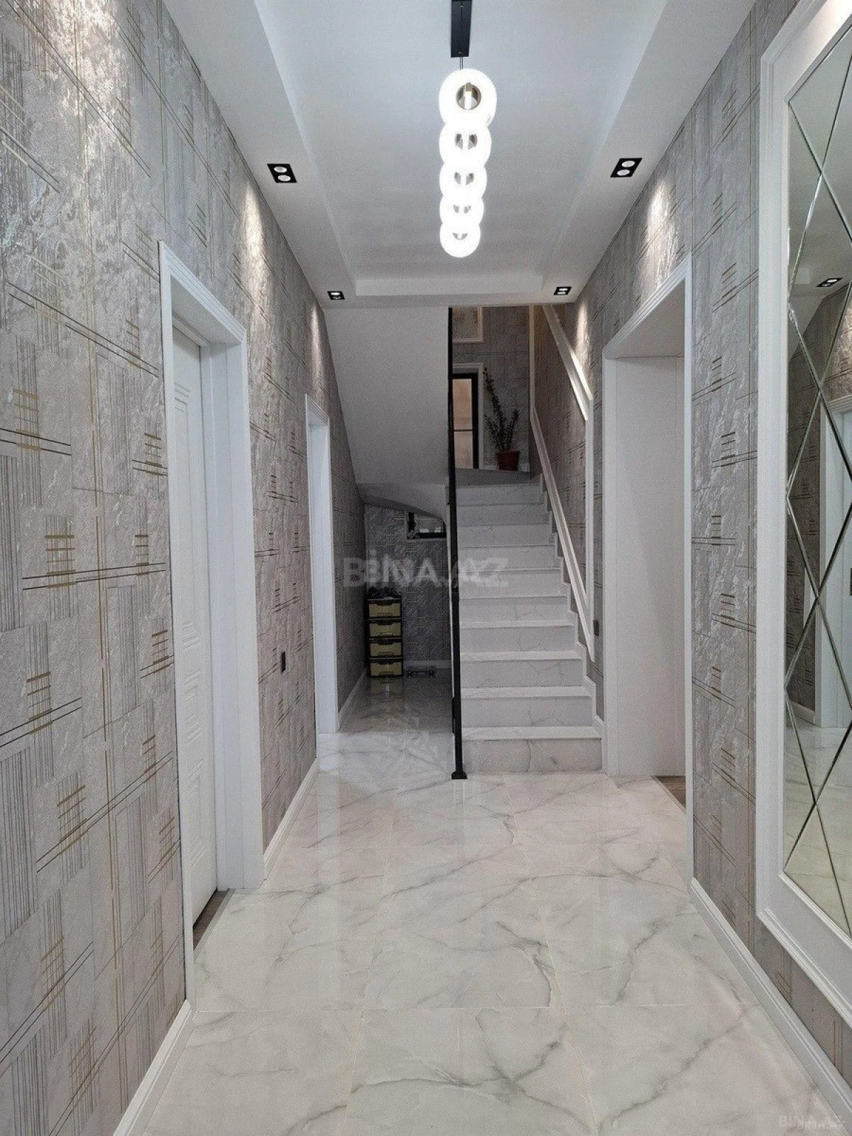 Satılır 5 otaqlı həyət evi 220 m²