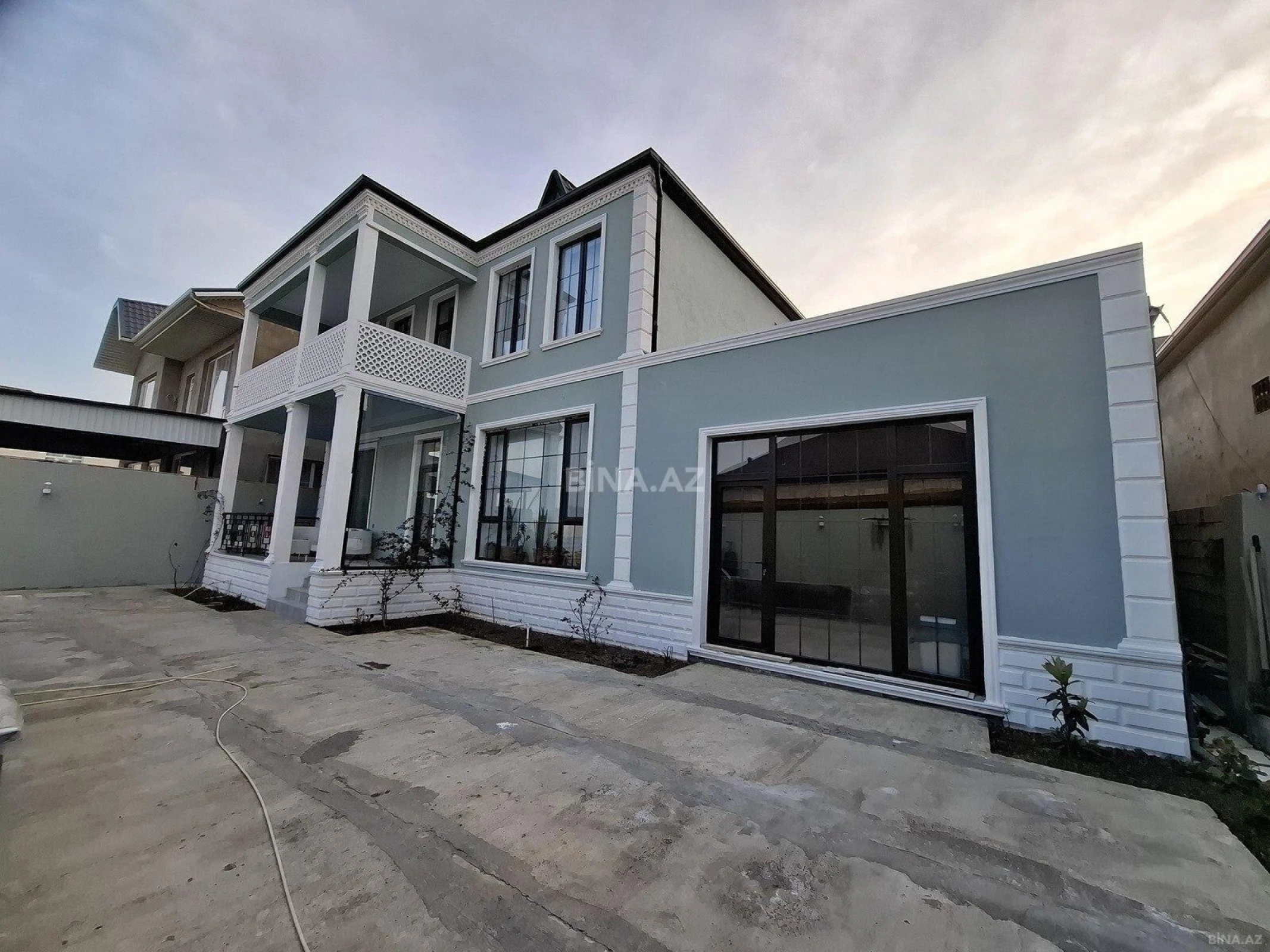 Satılır 5 otaqlı həyət evi 220 m²