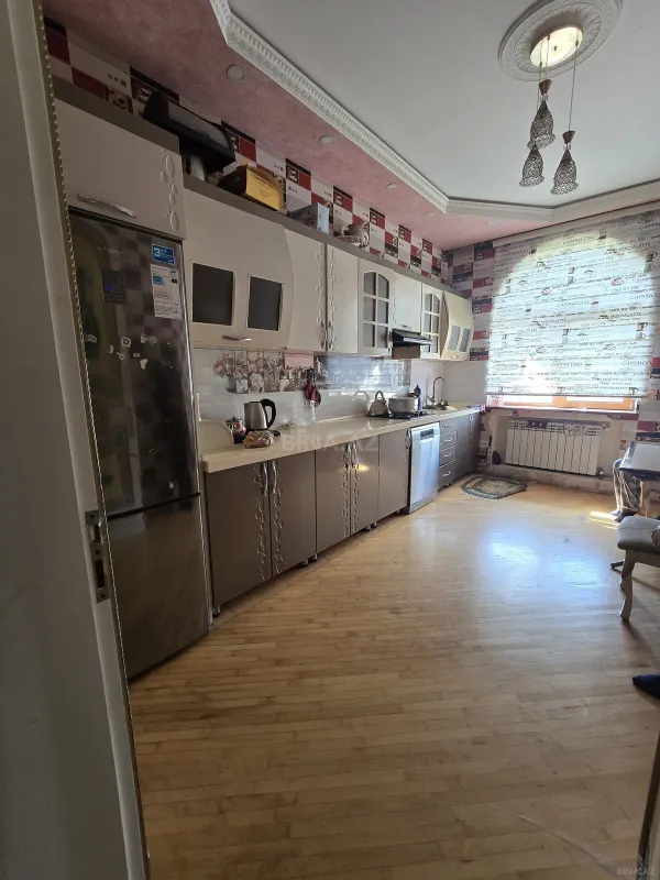 Satılır 9 otaqlı həyət evi 480 m²