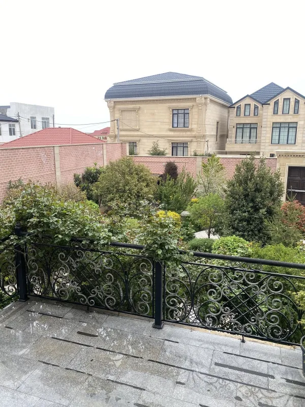 Satılır 8 otaqlı həyət evi 750 m²