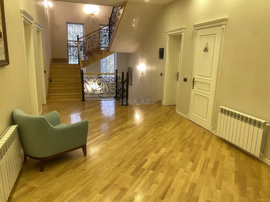 Satılır 8 otaqlı həyət evi 750 m²