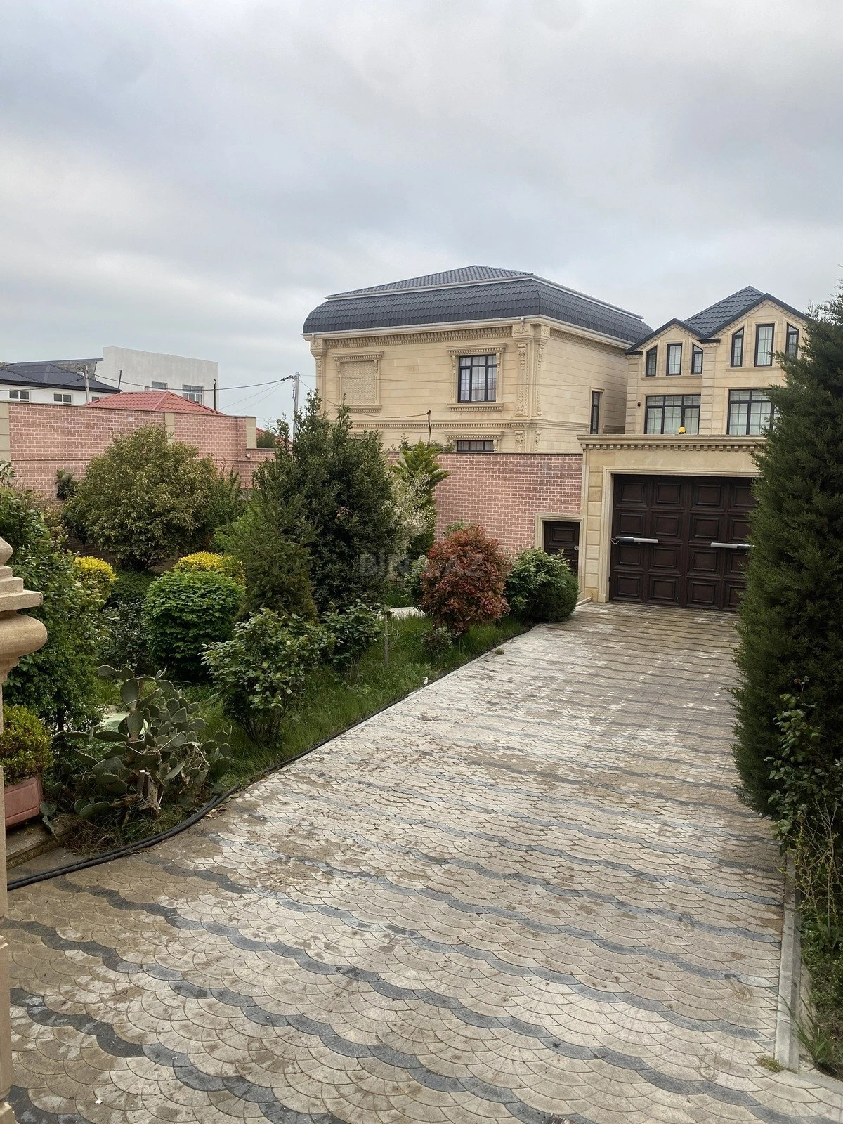 Satılır 8 otaqlı həyət evi 750 m²