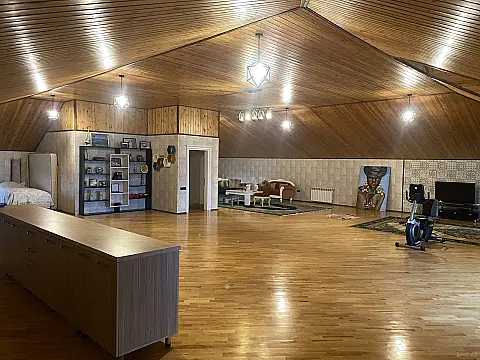 Satılır 8 otaqlı həyət evi 750 m²