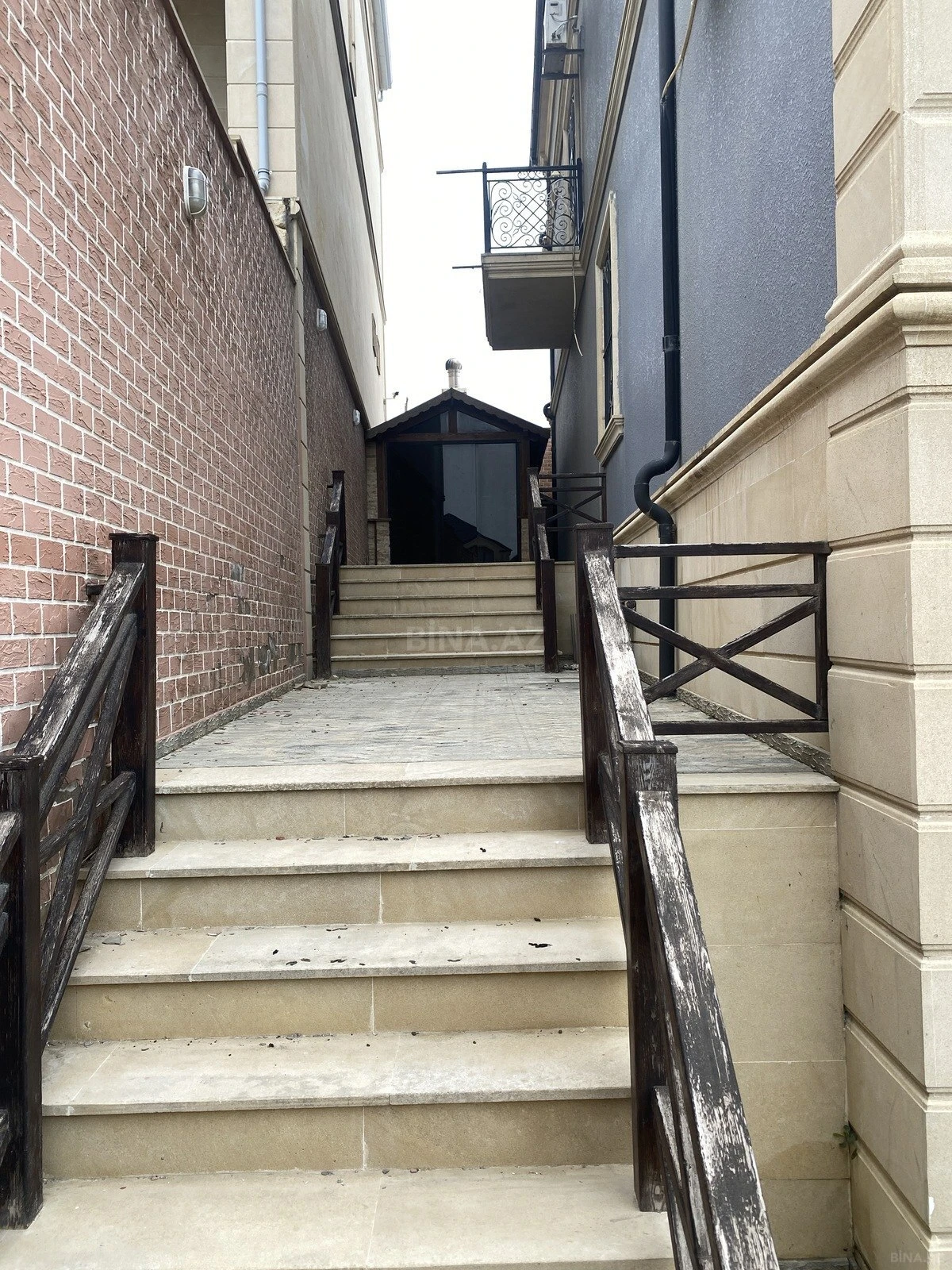 Satılır 8 otaqlı həyət evi 750 m²