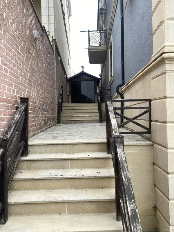 Satılır 8 otaqlı həyət evi 750 m²