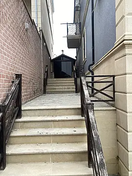 Satılır 8 otaqlı həyət evi 750 m²