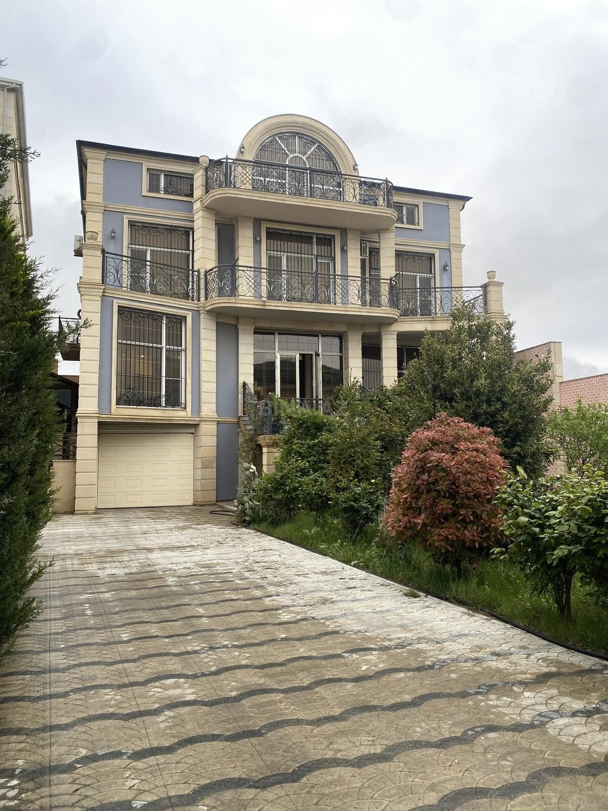 Satılır 8 otaqlı həyət evi 750 m²