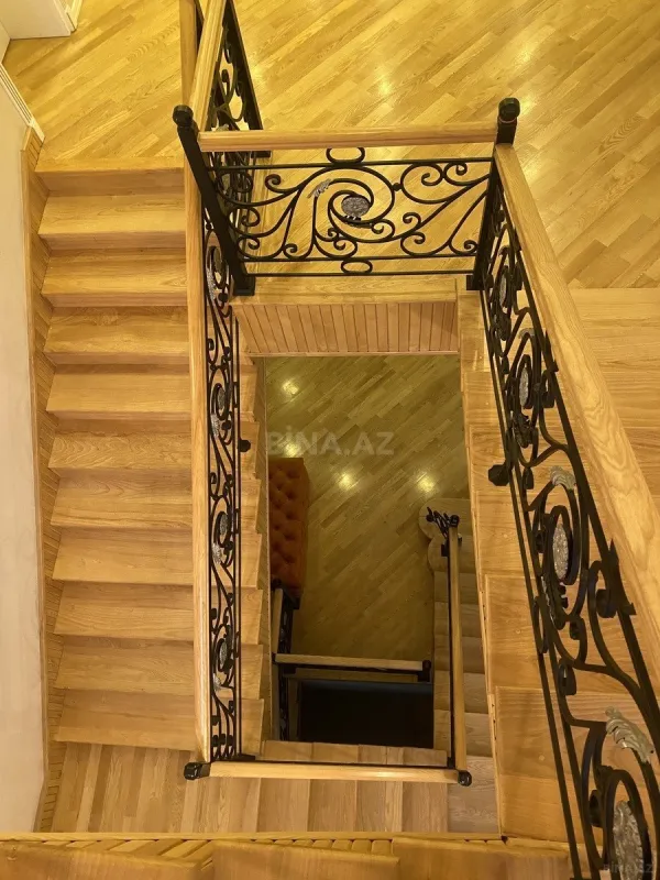 Satılır 8 otaqlı həyət evi 750 m²