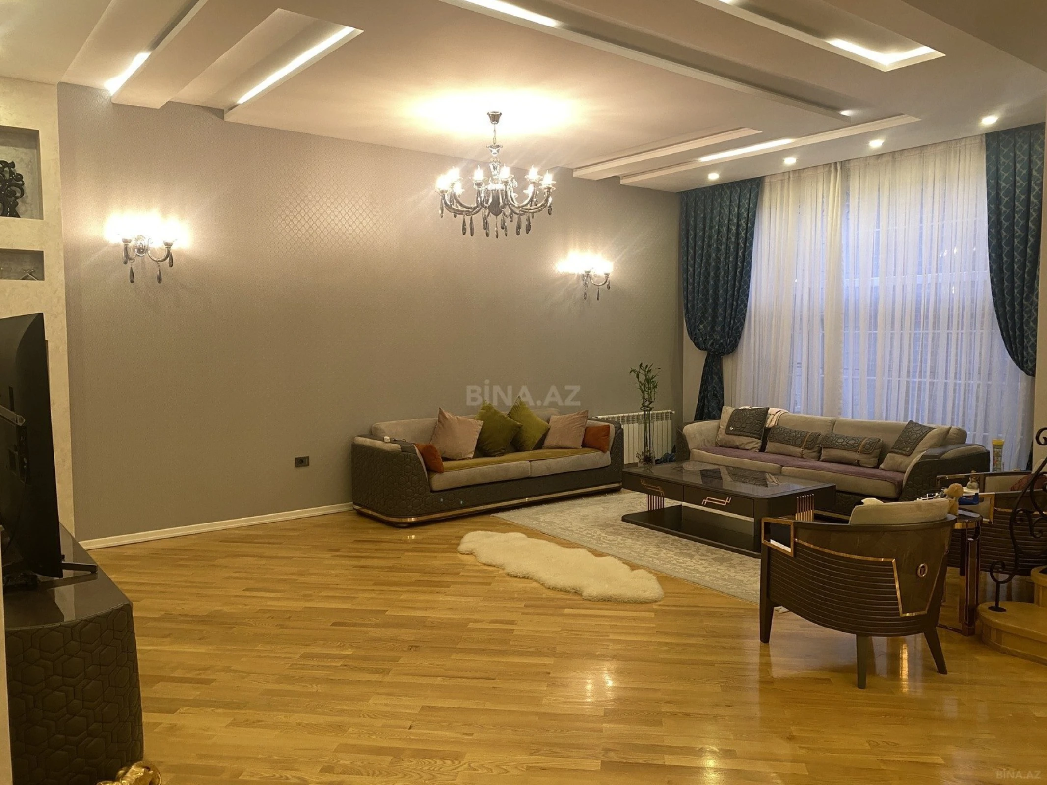 Satılır 8 otaqlı həyət evi 750 m²