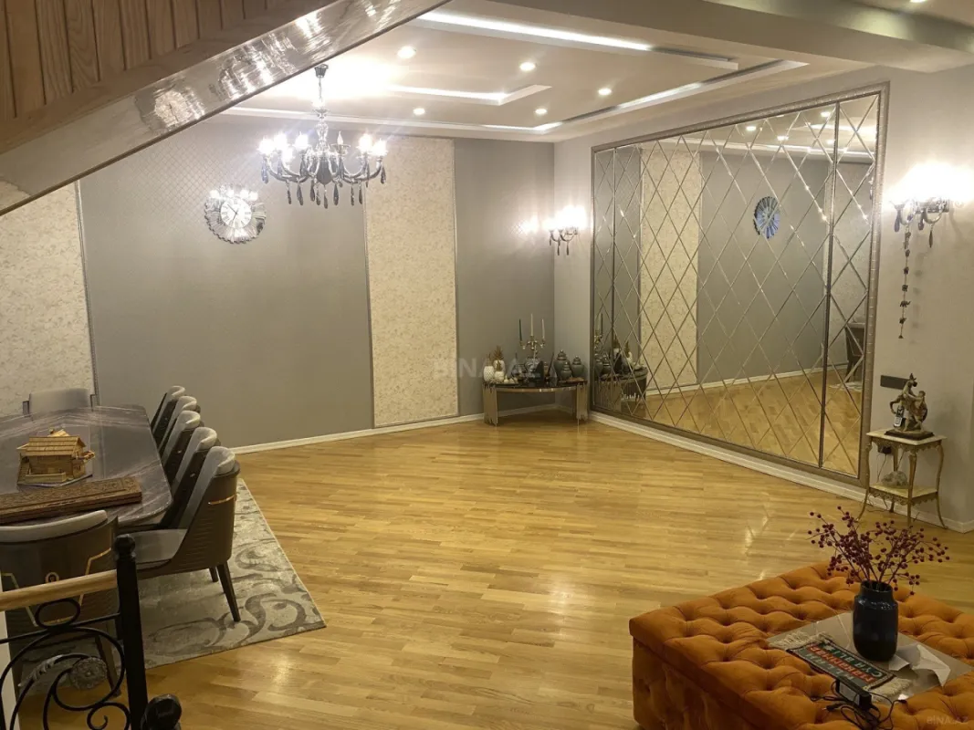 Satılır 8 otaqlı həyət evi 750 m²