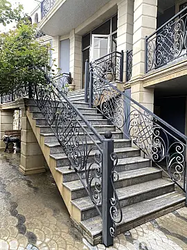 Satılır 8 otaqlı həyət evi 750 m²