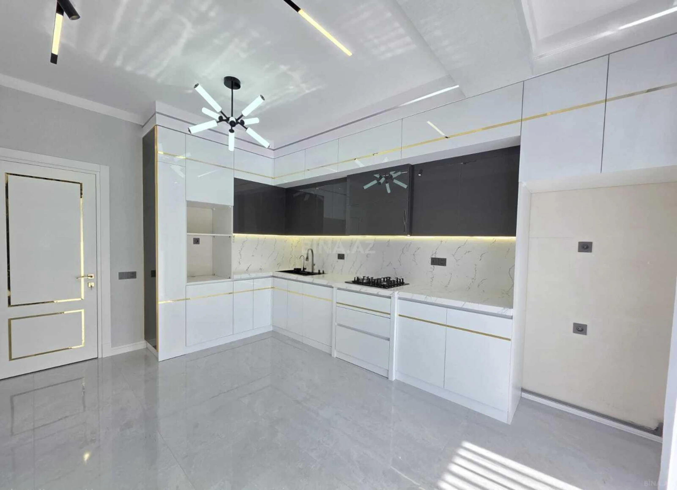 Satılır 4 otaqlı mənzil 175 m²