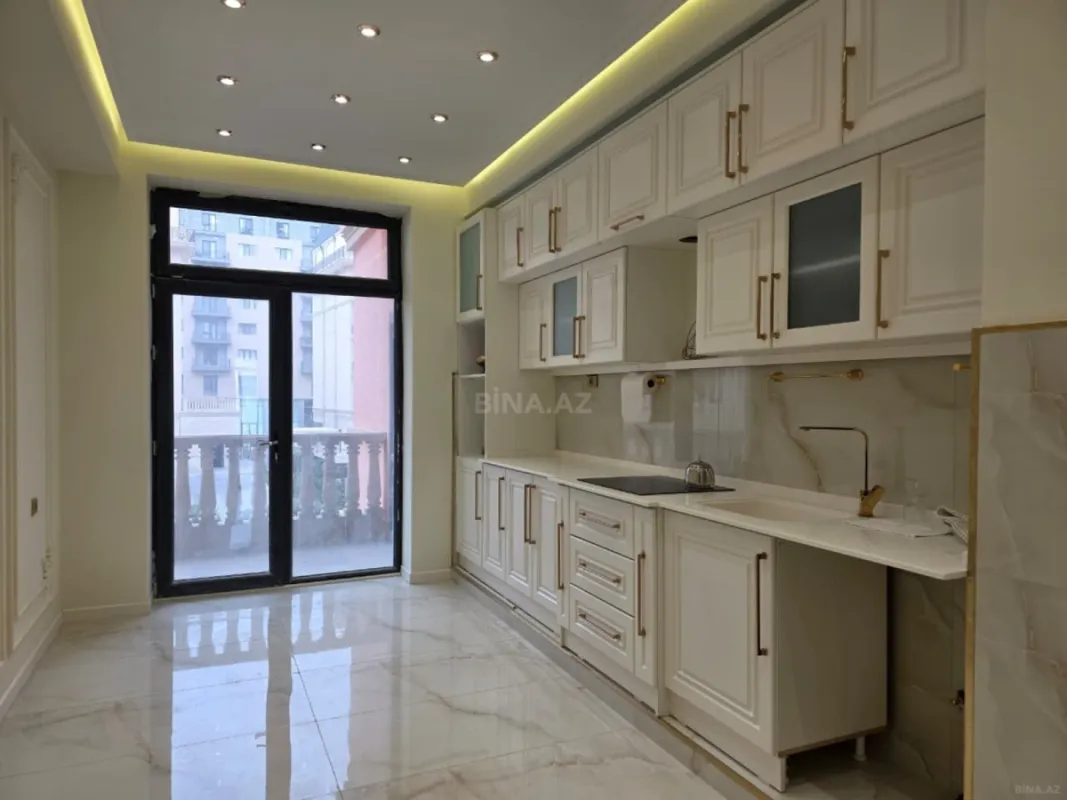 Satılır 5 otaqlı mənzil 193 m²