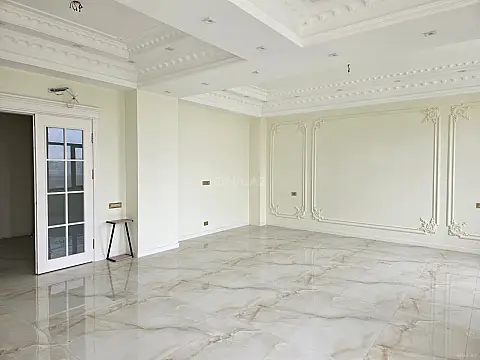 Satılır 5 otaqlı mənzil 193 m²