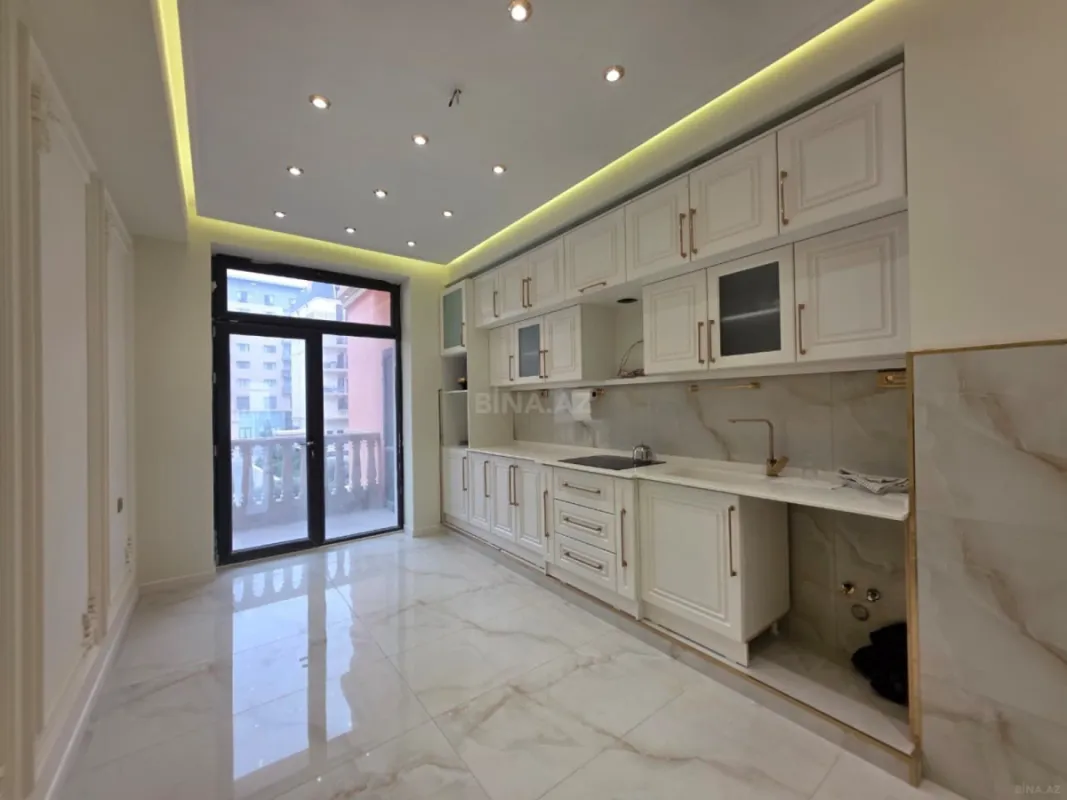 Satılır 5 otaqlı mənzil 193 m²