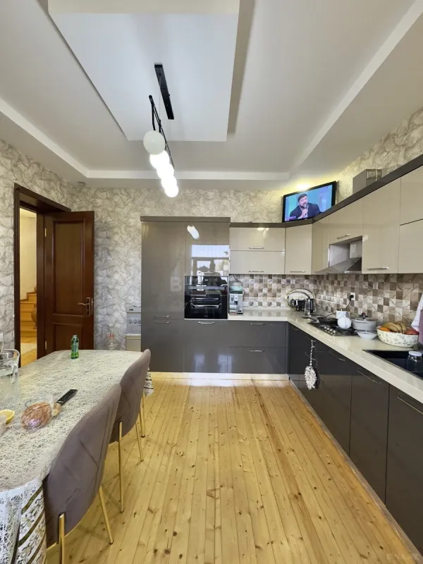 Satılır 6 otaqlı həyət evi 220 m²
