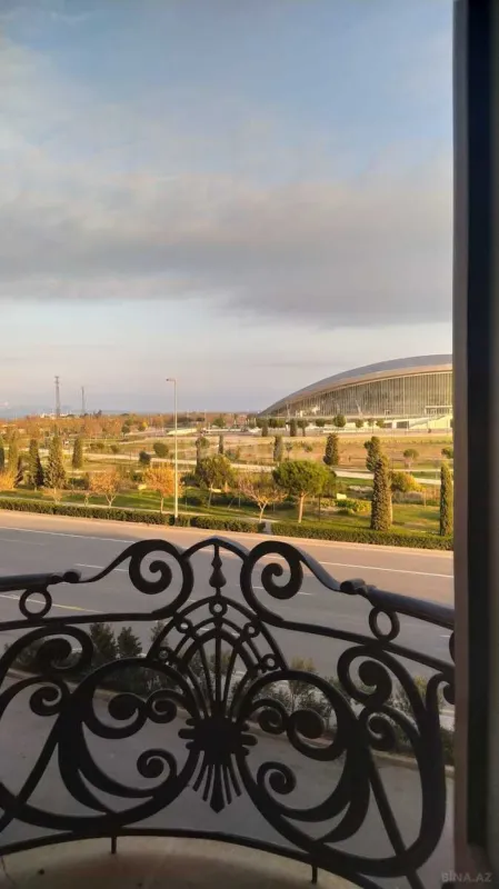 Satılır 4 otaqlı mənzil 130 m²