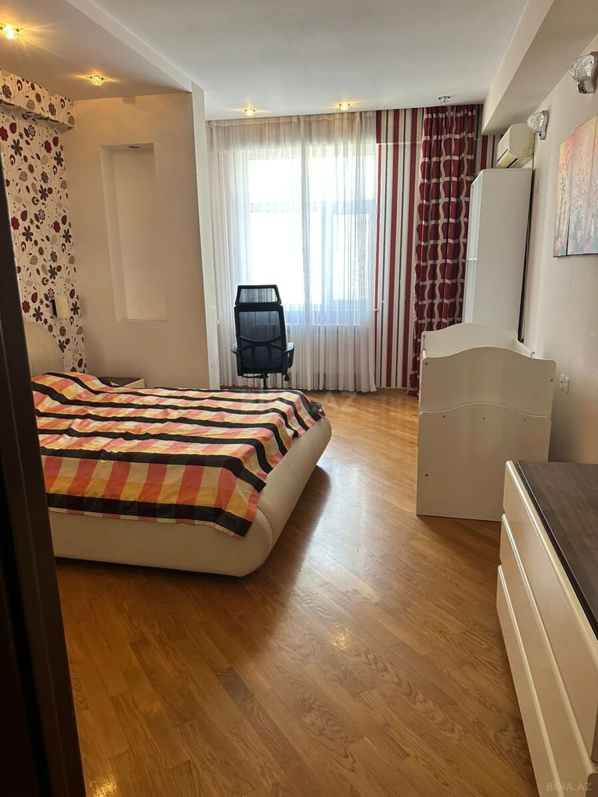 Satılır 4 otaqlı mənzil 130 m²