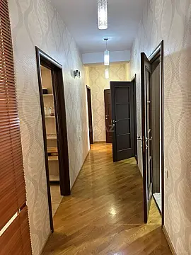 Satılır 4 otaqlı mənzil 130 m²