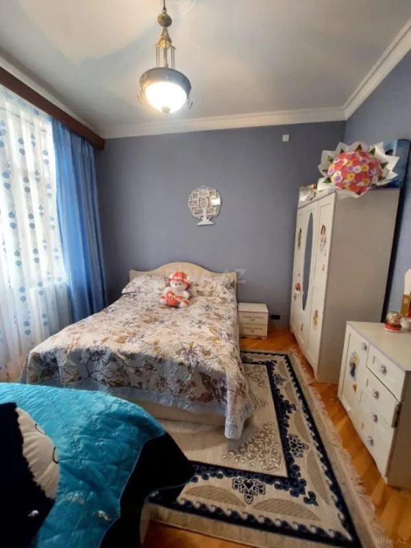 Satılır 5 otaqlı həyət evi 300 m²