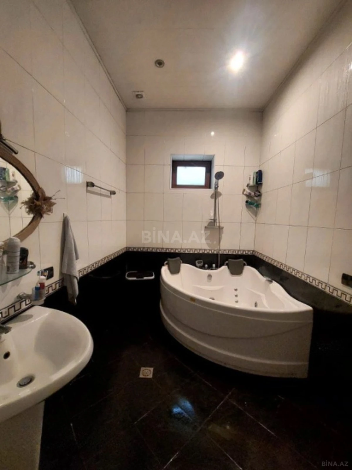 Satılır 5 otaqlı həyət evi 300 m²