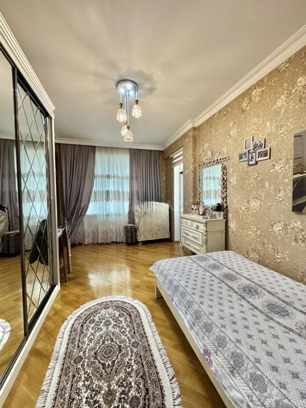 Satılır 4 otaqlı mənzil 141 m²