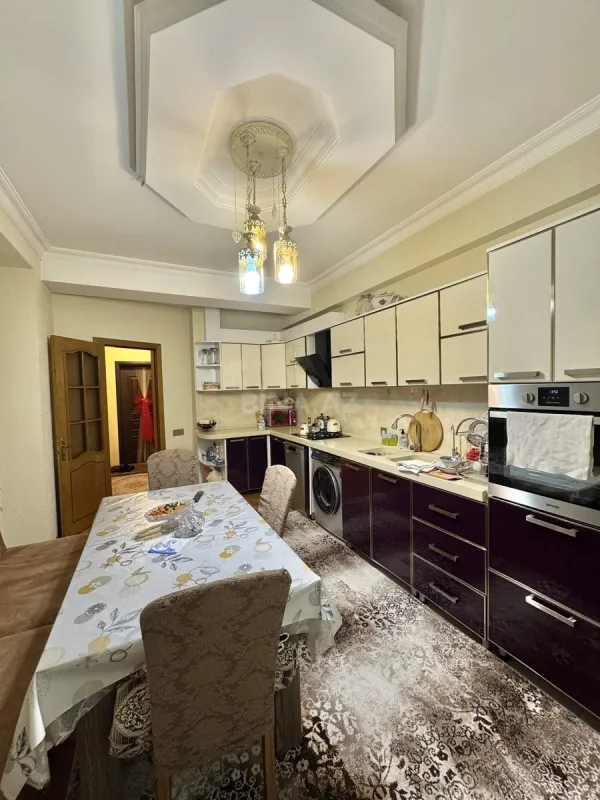 Satılır 4 otaqlı mənzil 141 m²