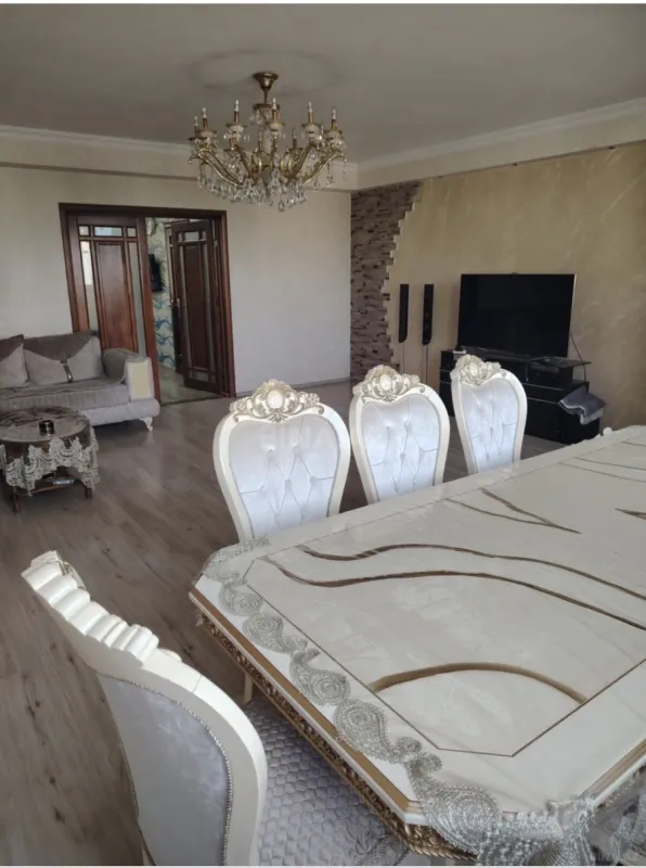Satılır 4 otaqlı mənzil 120 m²