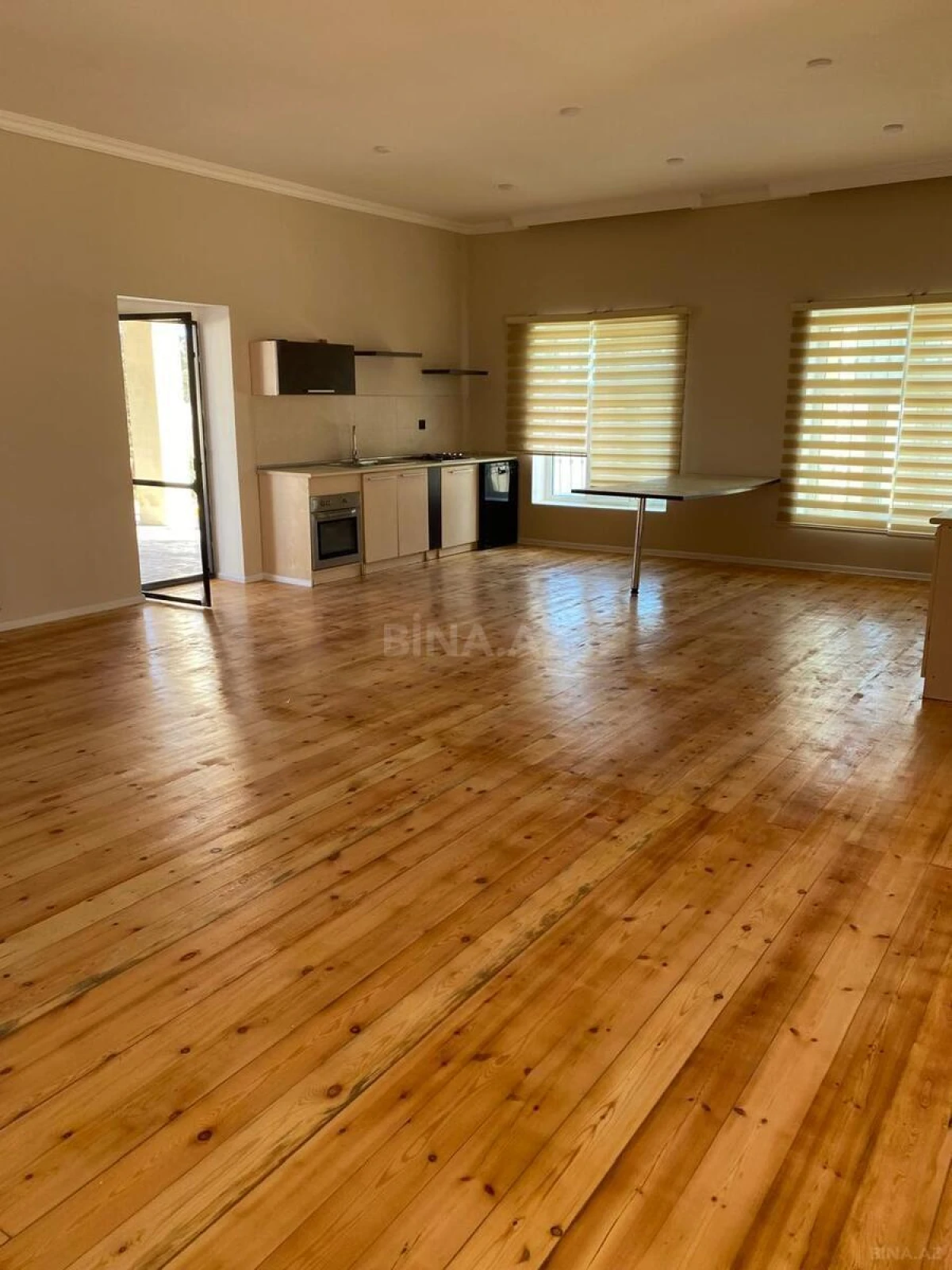 Satılır 5 otaqlı həyət evi 240 m²