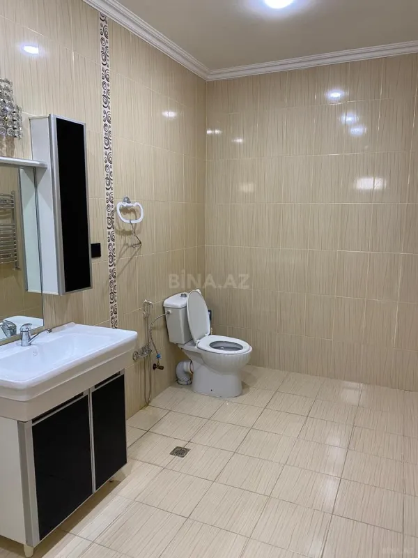 Satılır 5 otaqlı həyət evi 240 m²
