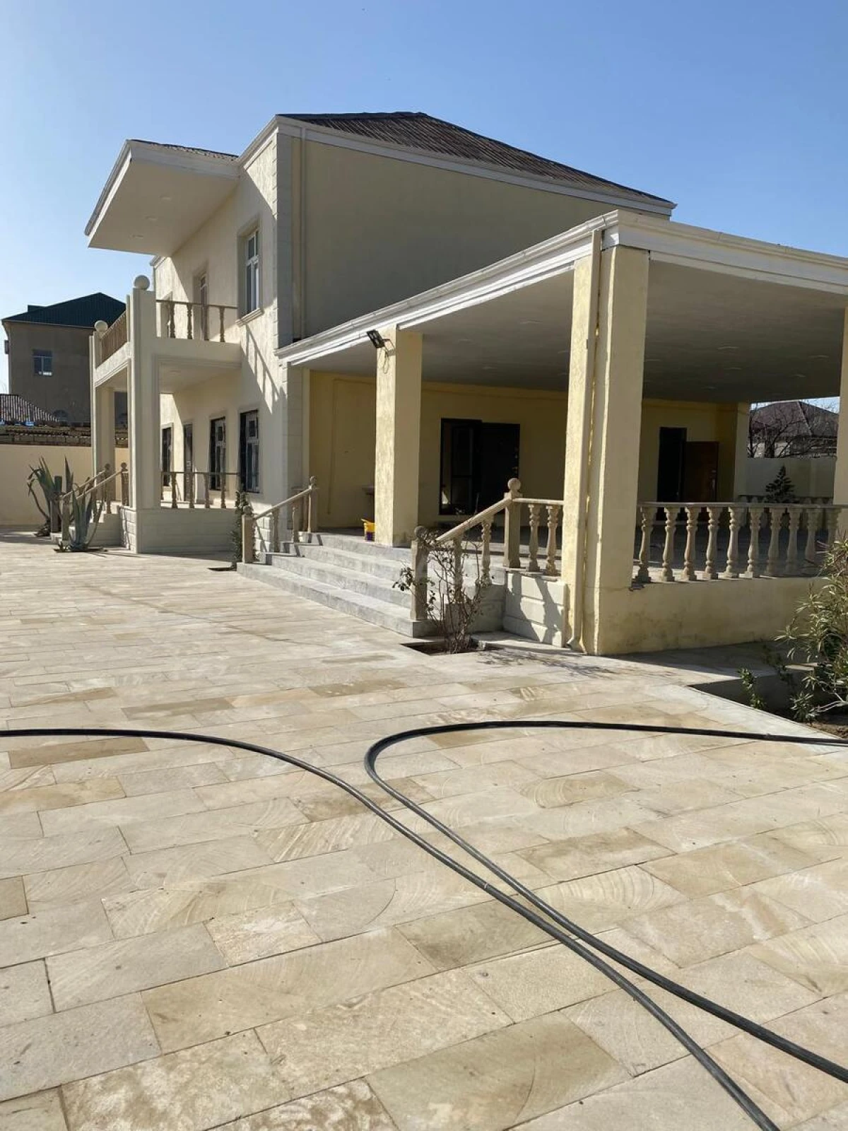 Satılır 5 otaqlı həyət evi 240 m²