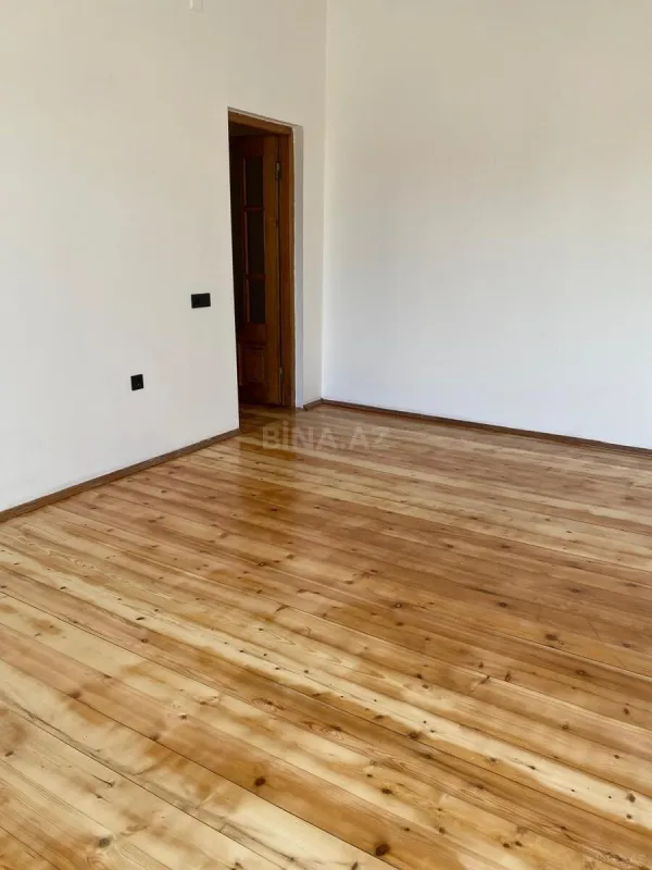 Satılır 5 otaqlı həyət evi 240 m²