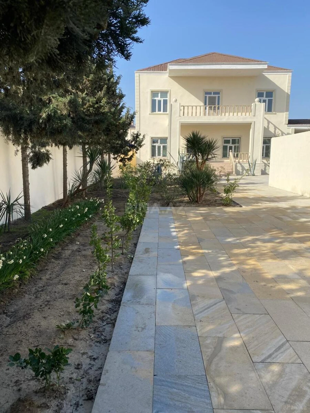 Satılır 5 otaqlı həyət evi 240 m²