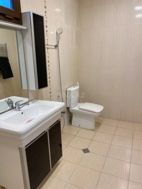 Satılır 5 otaqlı həyət evi 240 m²