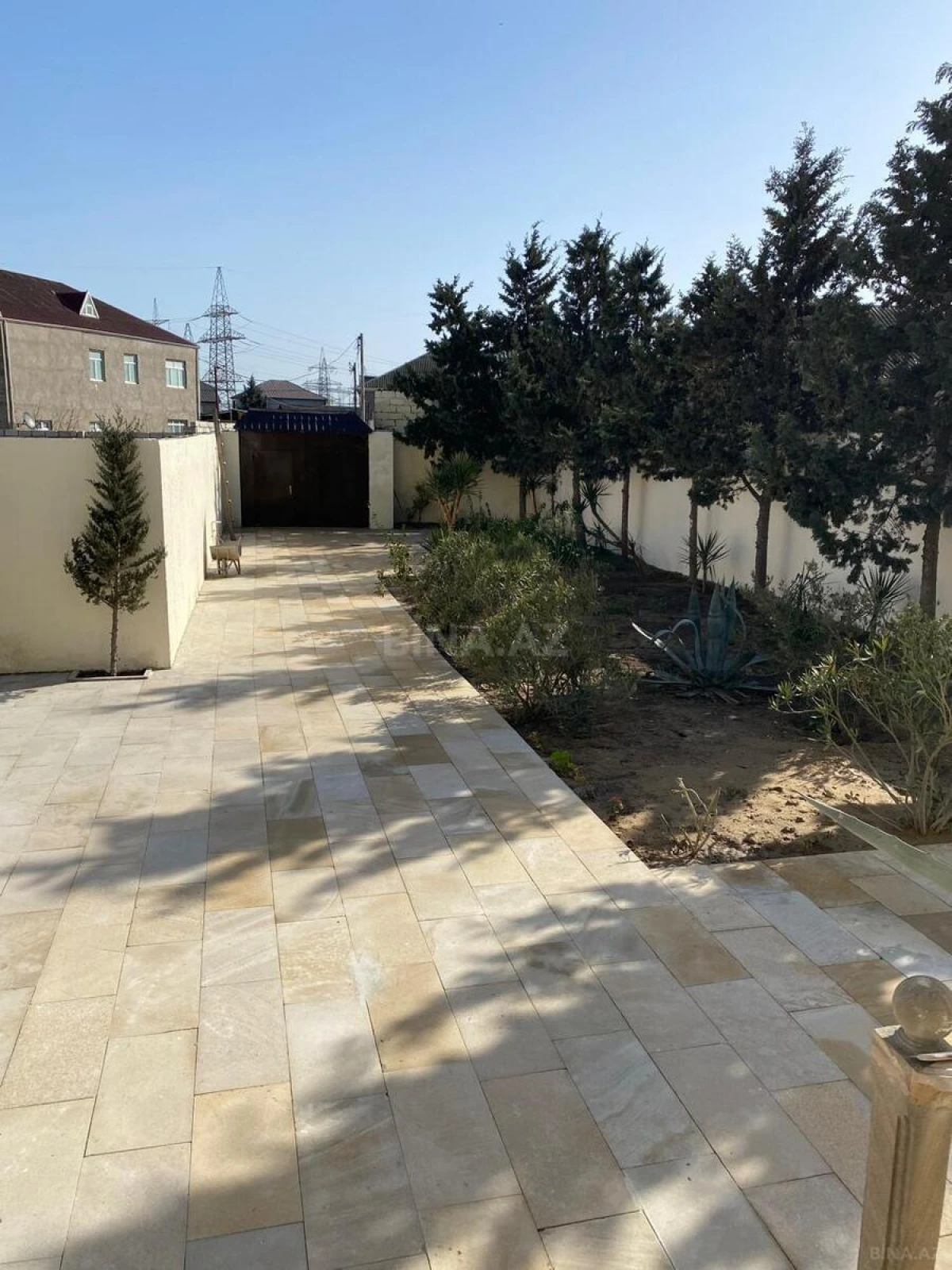 Satılır 5 otaqlı həyət evi 240 m²