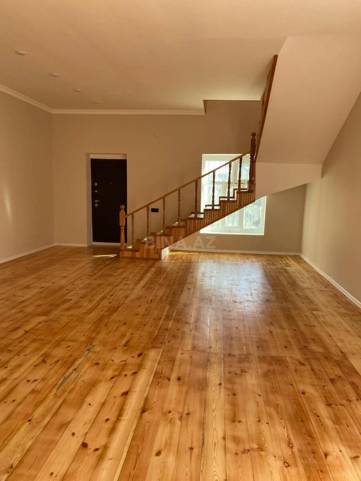 Satılır 5 otaqlı həyət evi 240 m²