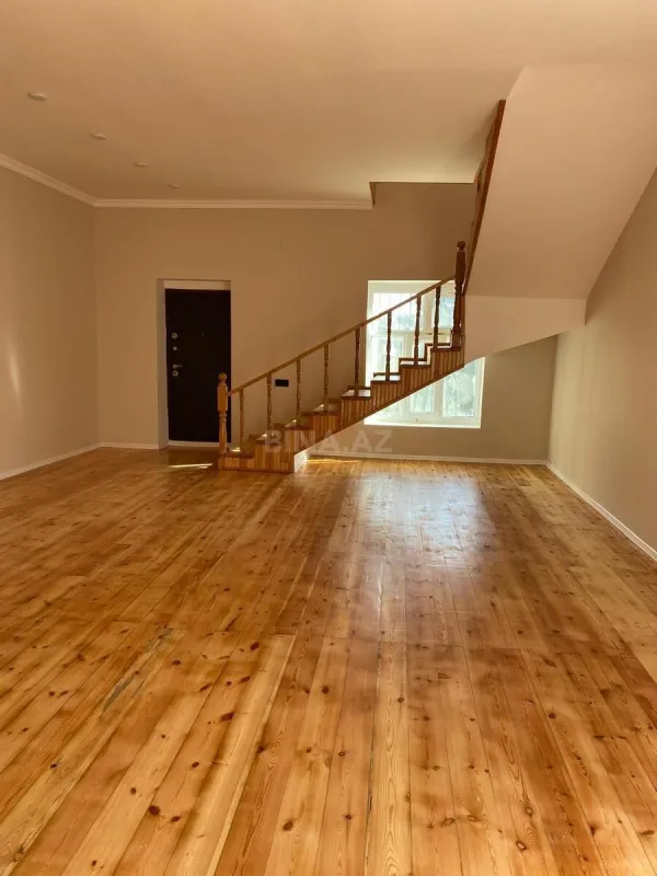 Satılır 5 otaqlı həyət evi 240 m²