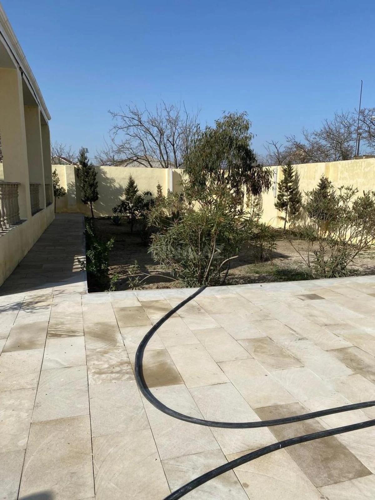 Satılır 5 otaqlı həyət evi 240 m²